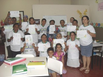 Alunos participantes do projeto "Educar para não escravizar", realizado pelo Programa Brasil Alfabetizado, apresentam seus desenhos sobre trabalho escravo em Rio Maria - PA. (Crédito: Programa Brasil Alfabetizado)