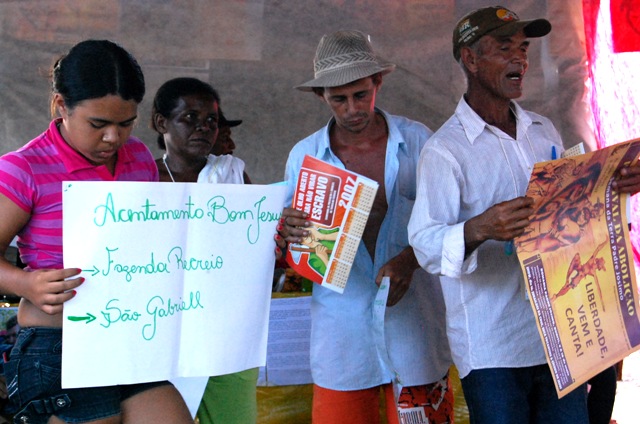 Grupo do acampamento Bom Jesus narra sua história Crédito: Arquivo Repórter Brasil
